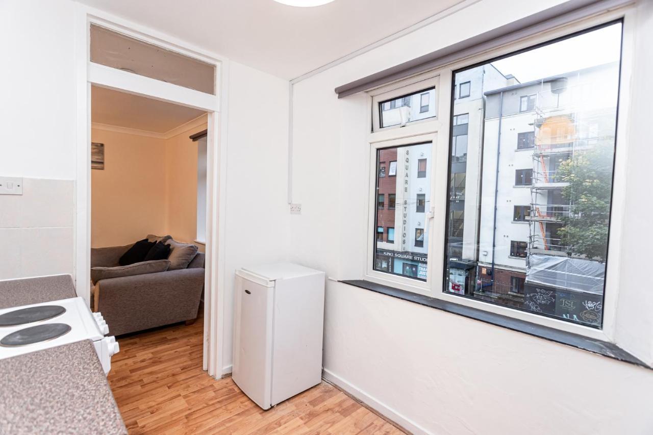 October Disc - Long - Contractors Apartament Bristol