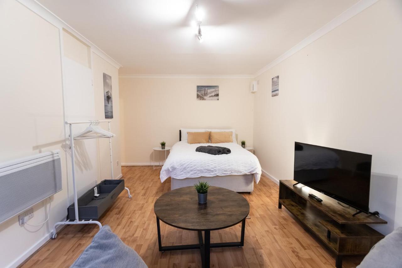 October Disc - Long - Contractors Apartament
