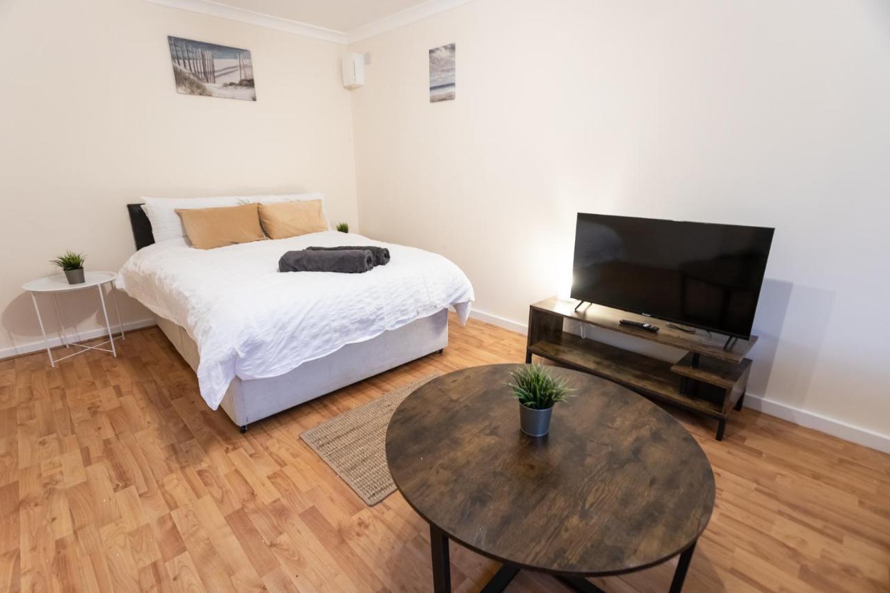 October Disc - Long - Contractors Apartament *
