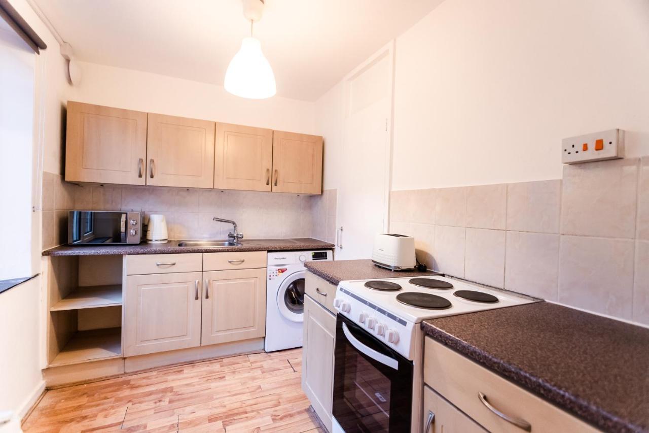 October Disc - Long - Contractors Apartament Bristol