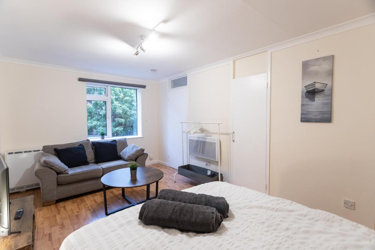 October Disc - Long - Contractors Apartament *