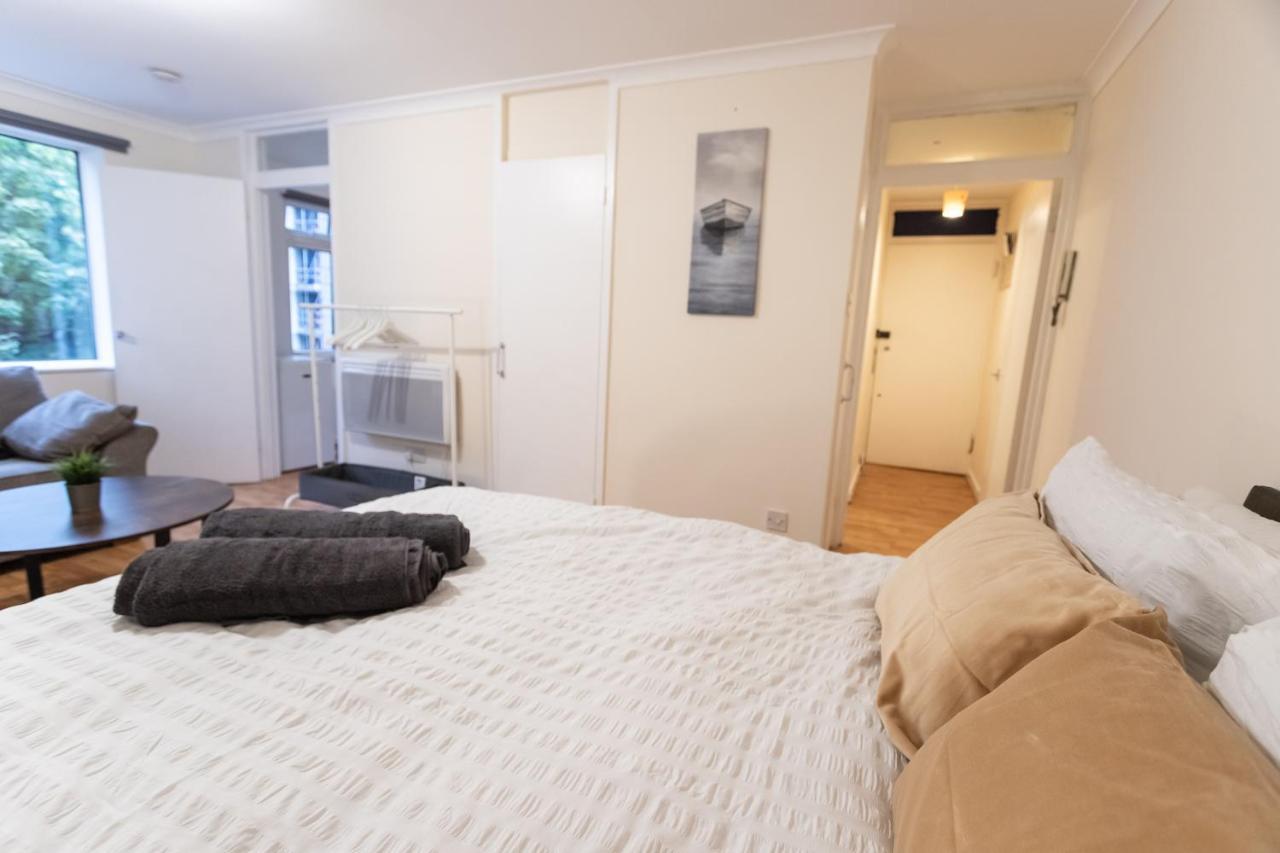 October Disc - Long - Contractors Apartament