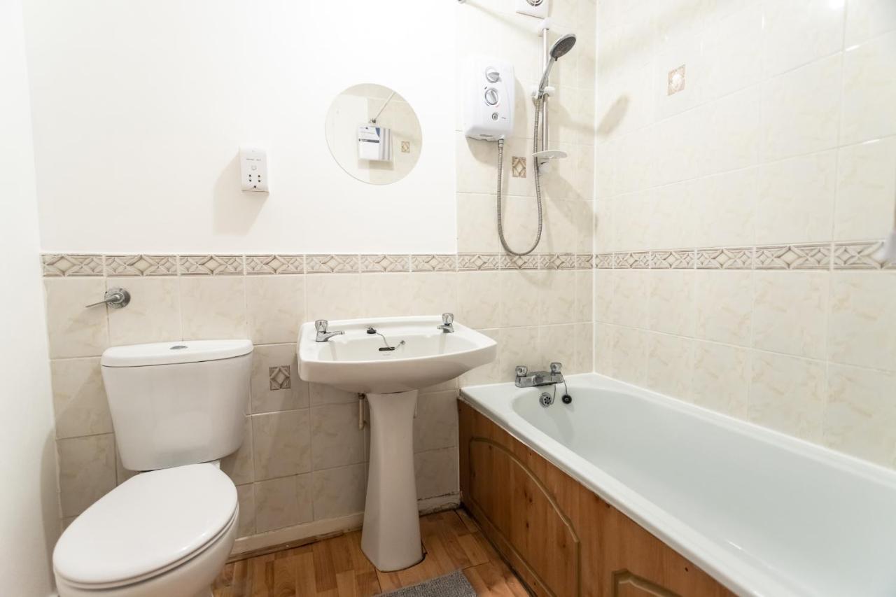 October Disc - Long - Contractors Apartament Bristol
